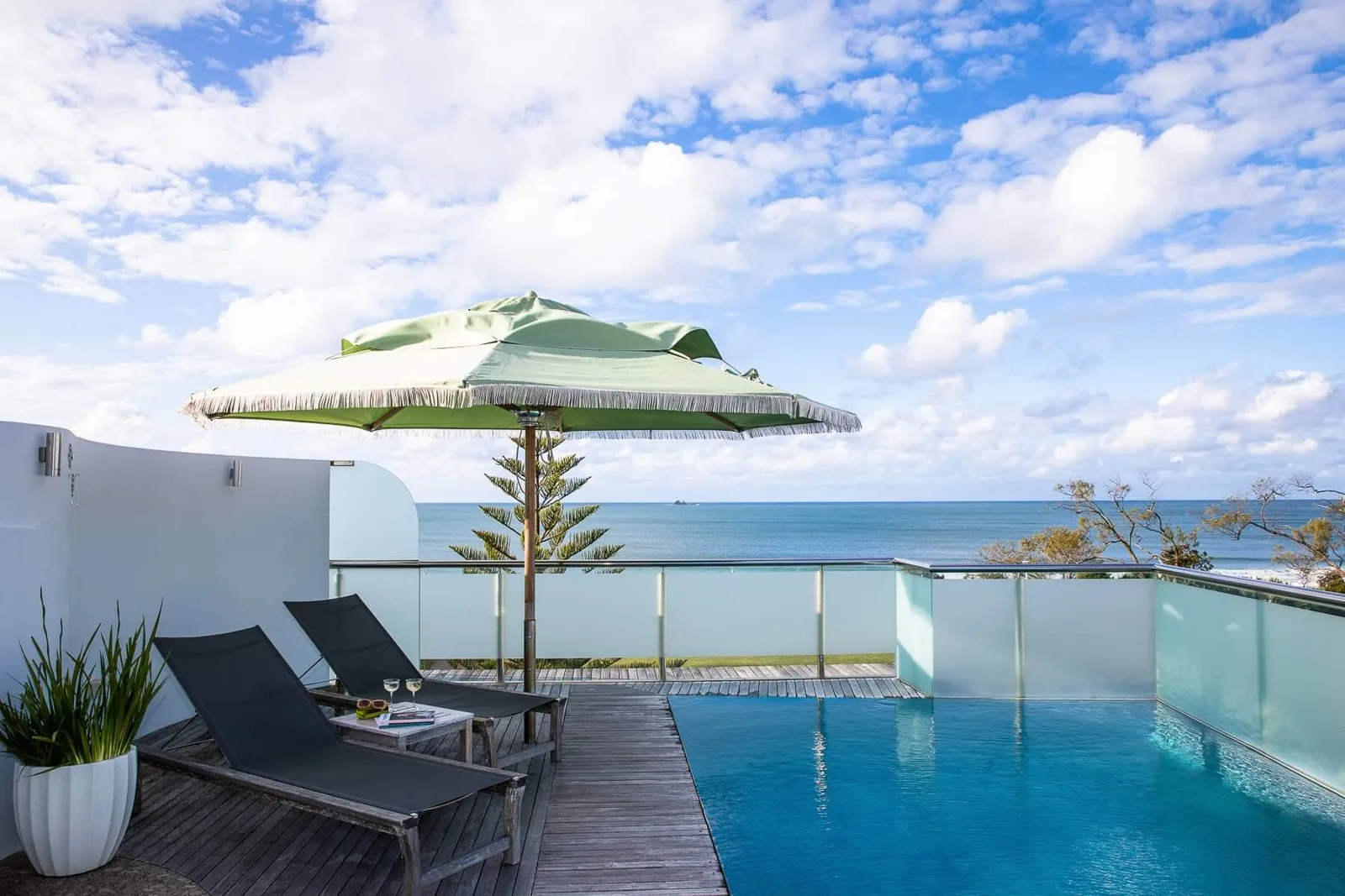 Beach Suites rooftop pool and sun lounges overlooking the ocean
